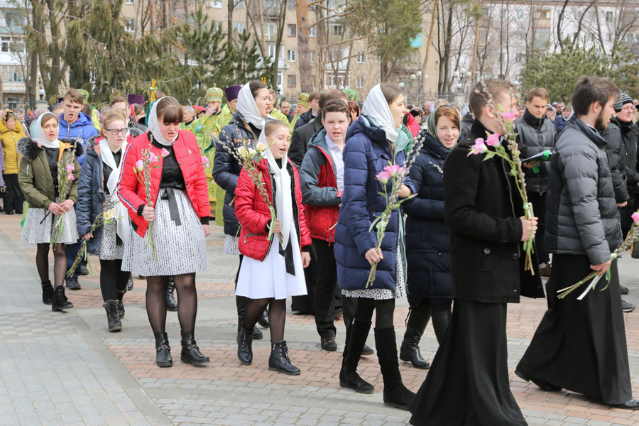 Тисячі вірних УПЦ в усіх містах країни відзначили Вербну неділю фото 3