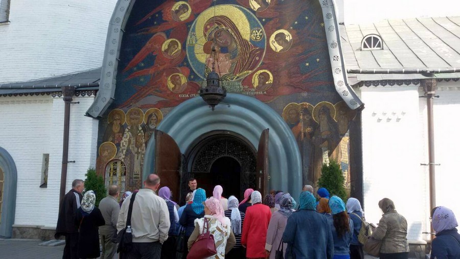 Матери погибших солдат помолились за сыновей в Почаевской лавре фото 1