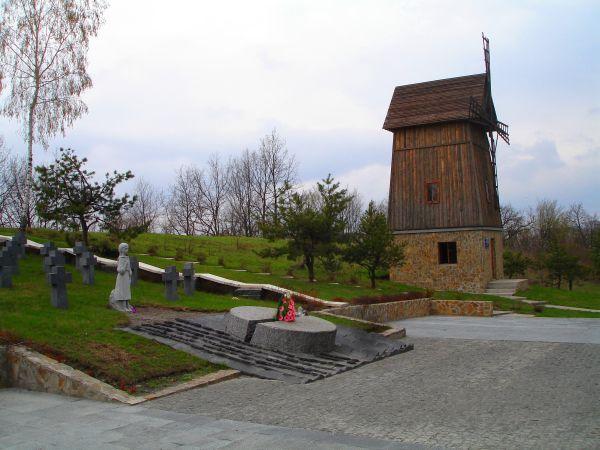 В Обухове вандалы сожгли часть мемориала жертвам Голодомора фото 1