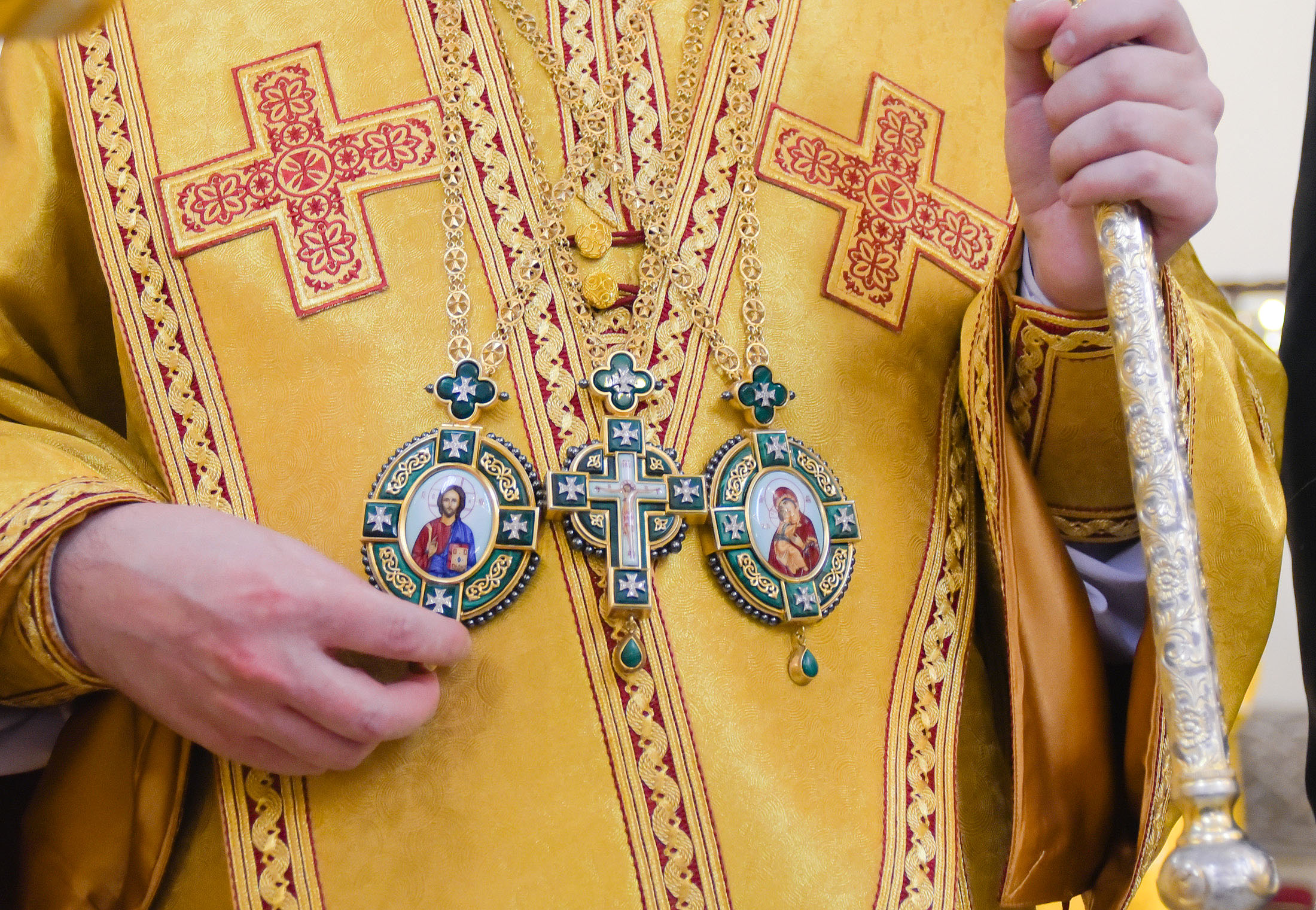 Head of OCU Epiphany wears Met. Vladimir (Sabodan)’s panagias at 