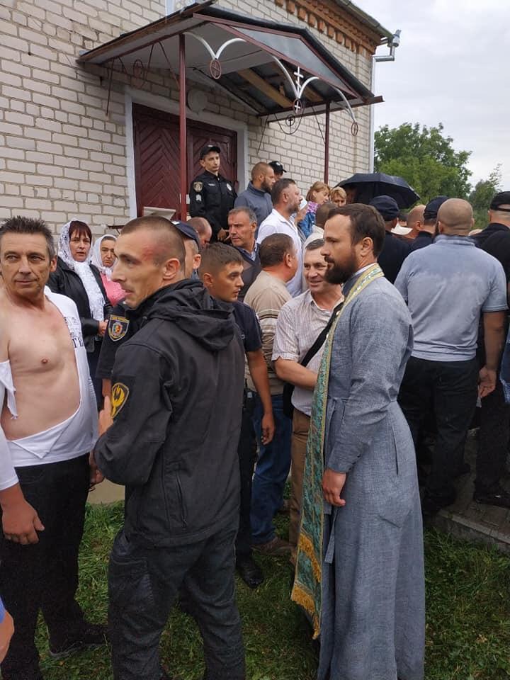 В Галузинцях під час штурму храму радикали побили священика і поліцейських фото 1