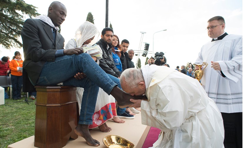 Why does the Pope kiss migrants’ feet? фото 5