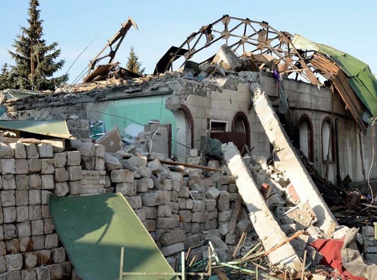 Община разрушенной снарядом церкви впервые помолилась в новом храме фото 1