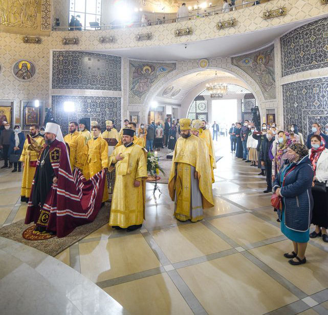 Епіфаній і 11 «ієрархів» ПЦУ «служили» в напівпорожньому соборі Драбинка фото 1