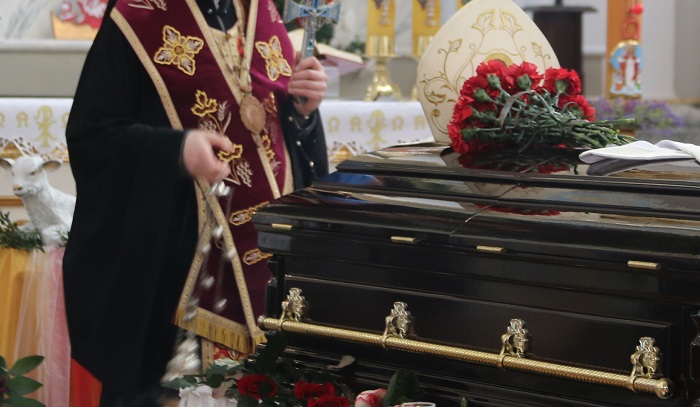 «Иерарх» ПЦУ совершил заупокойную службу у гроба епископа РКЦ фото 1