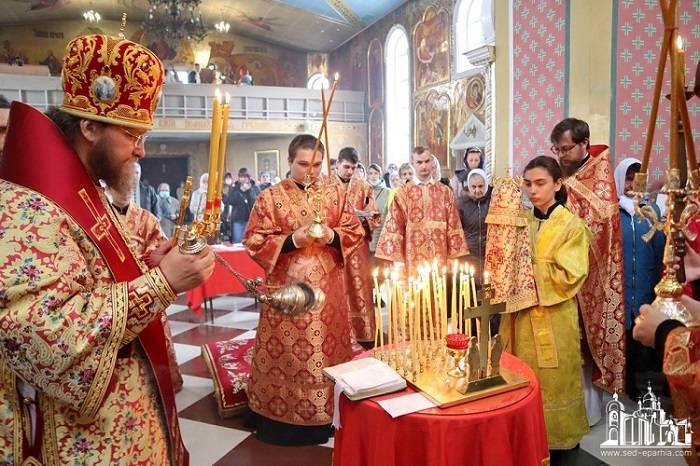 В День Победы в епархиях УПЦ молились за погибших воинов фото 1