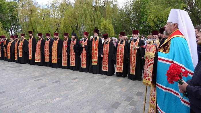 У День Перемоги в єпархіях УПЦ молилися за загиблих воїнів фото 6