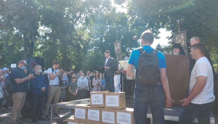 Report: Prayer standing of UOC believers near Verkhovna Rada фото 3