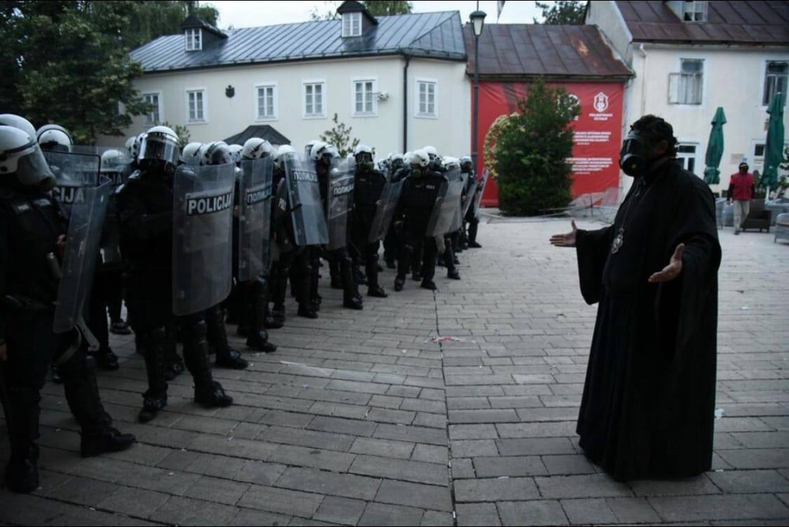 Ταραχές εθνικιστών στο Μαυροβούνιο και προβολές για την Ουκρανία фото 5