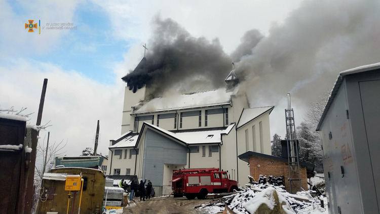 Під Львовом загасили сильну пожежу у дерев’яному храмі РКЦ фото 1