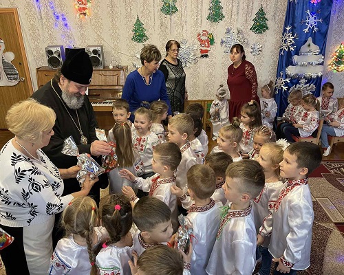 В епархиях УПЦ детям вручили подарки в честь Дня святого Николая фото 3