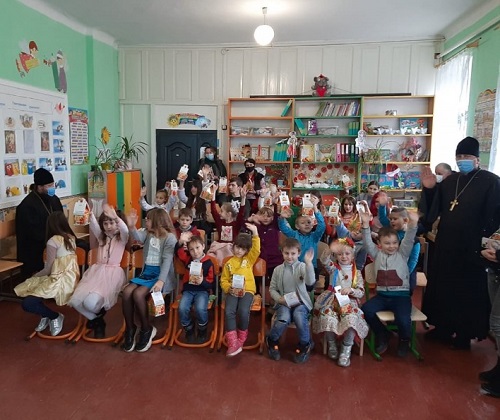 В епархиях УПЦ детям вручили подарки в честь Дня святого Николая фото 4