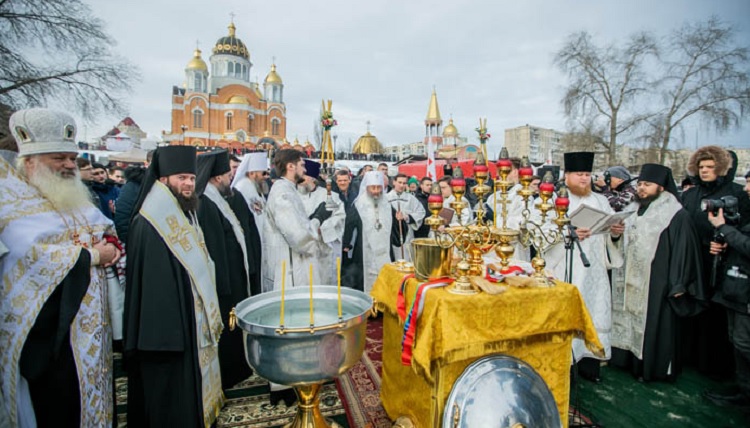 С молитвой и радостью: как в епархиях УПЦ встретили праздник Богоявления фото 3