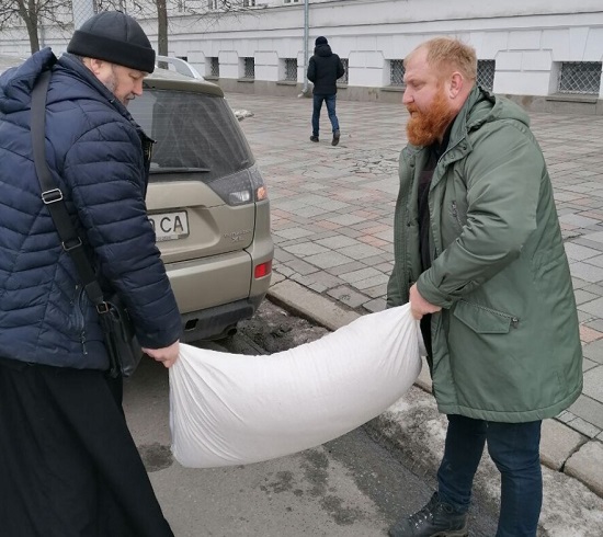 В Полтавской епархии УПЦ помогают вынужденным переселенцам фото 1