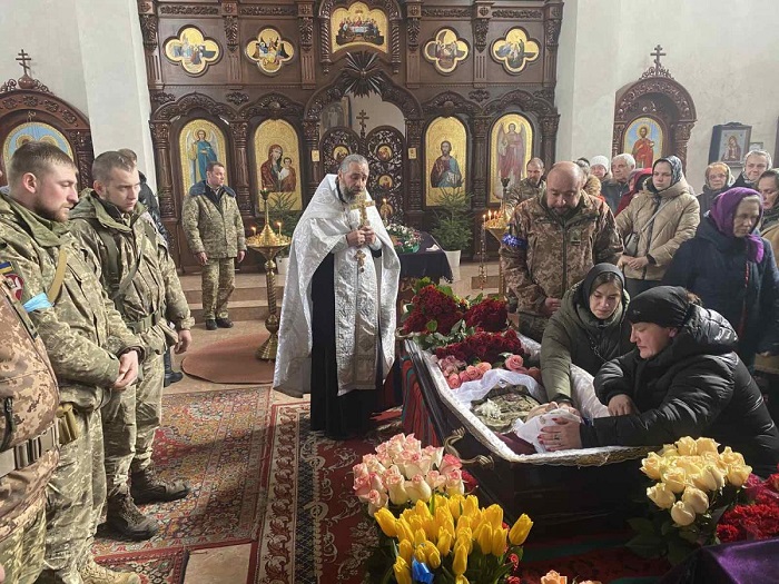 У семи єпархіях священники УПЦ звершили відспівування воїнів фото 3