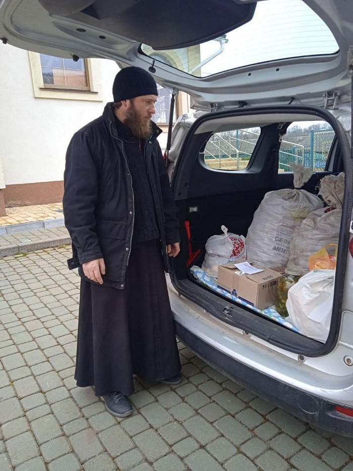 У Черкаській і Хмельницькій єпархіях УПЦ допомогли біженцям їжею та речами фото 1