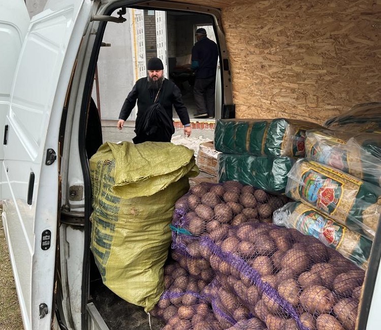 Верные УПЦ Киева передали гуманитарную помощь в Бучу фото 1