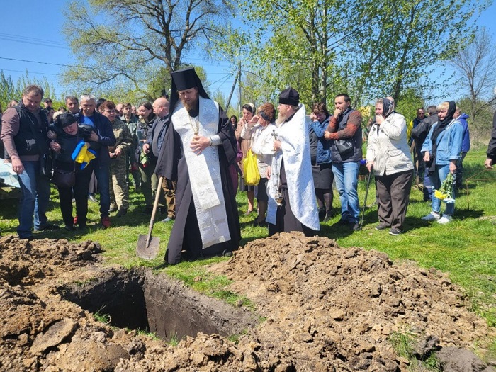 Єпископ Ладанський Феодосій відспівав загиблого льотчика у Ніжині фото 1