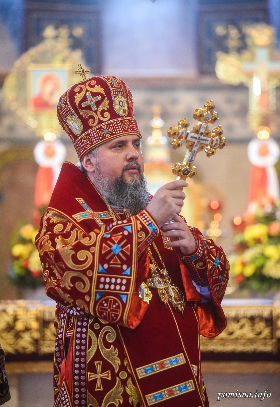 В Сети отметили идентичность облачений патриарха Кирилла и Думенко фото 2