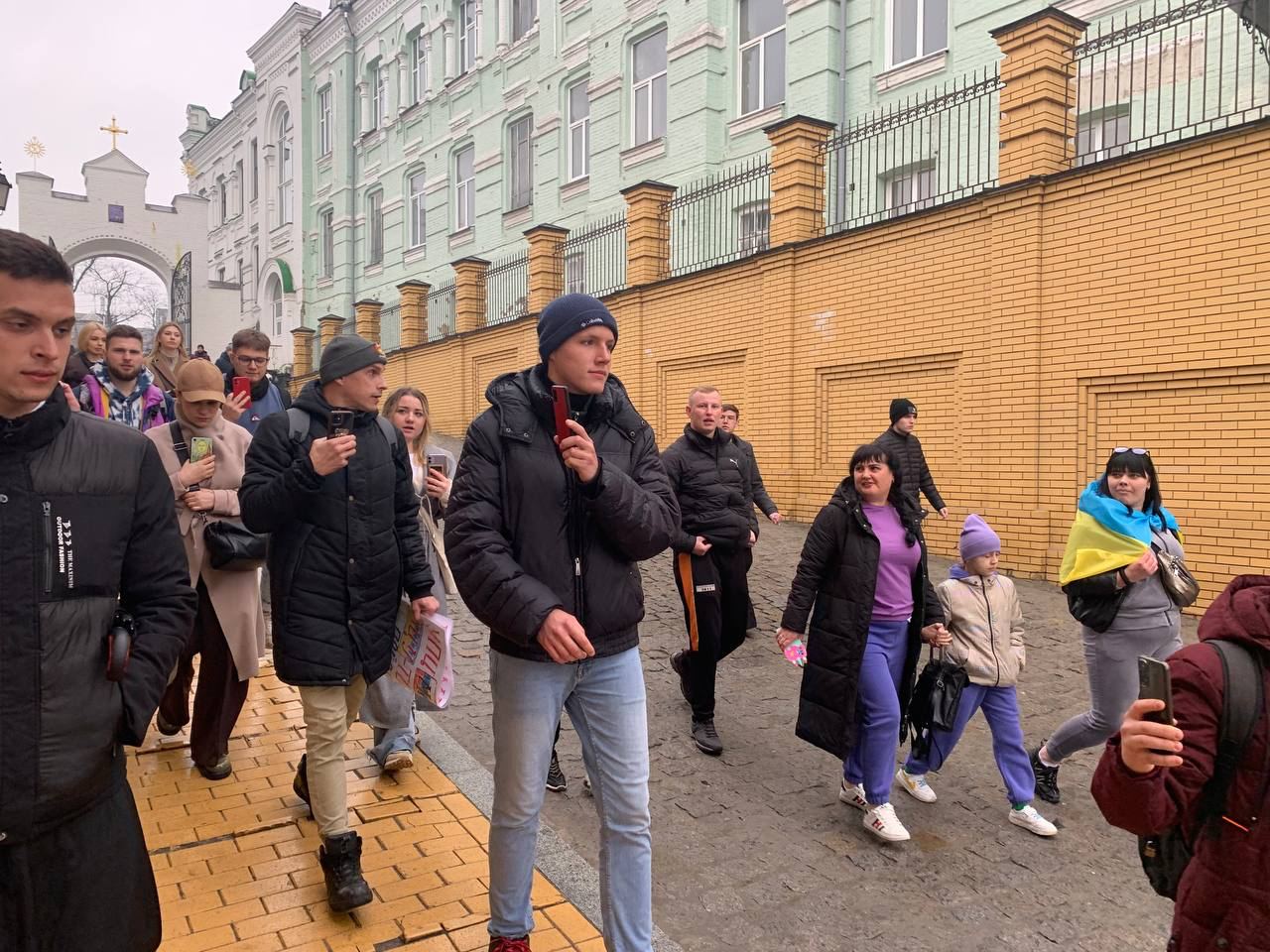 Chronicles of standing for the Lavra: April 2 фото 2