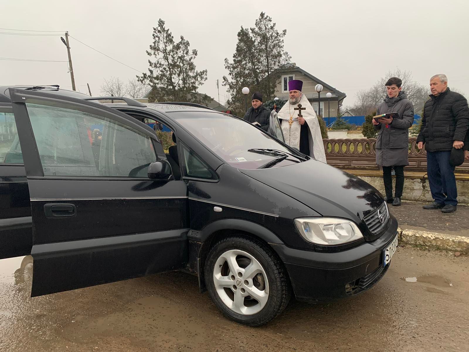 В Черновицкой и Запорожской епархиях УПЦ приобрели два автомобиля для ВСУ фото 2