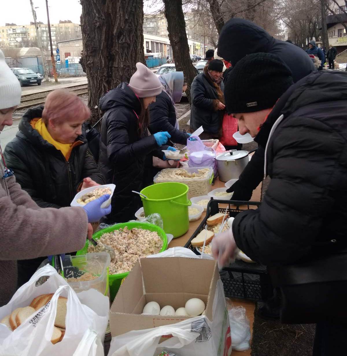 В Запорожье приходы УПЦ каждое воскресенье кормят до 200 нуждающихся фото 1