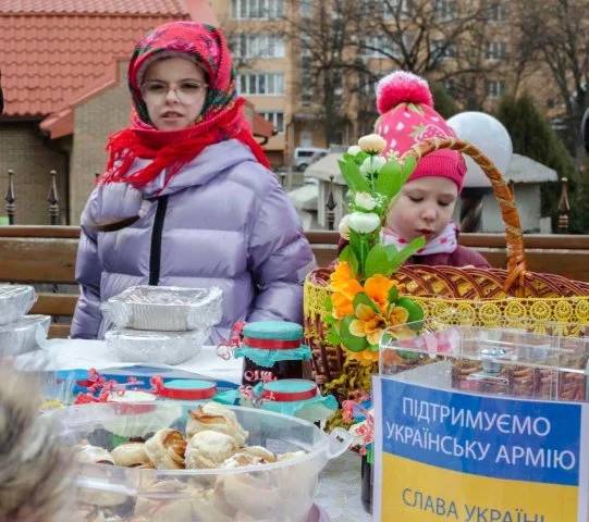 УПЦ провела в разных регионах благотворительные ярмарки в поддержку ВСУ фото 1