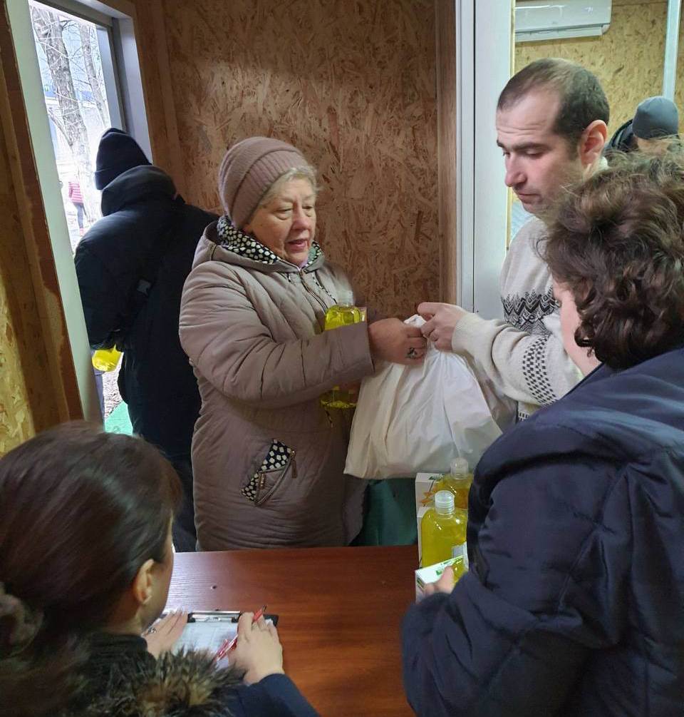 В Киеве Социальный отдел УПЦ раздал нуждающимся гуманитарные наборы фото 1